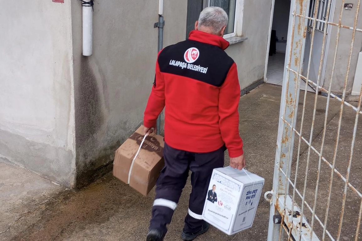 Edirne'de erzaklar ihtiyaç sahiplerine ulaştırılıyor