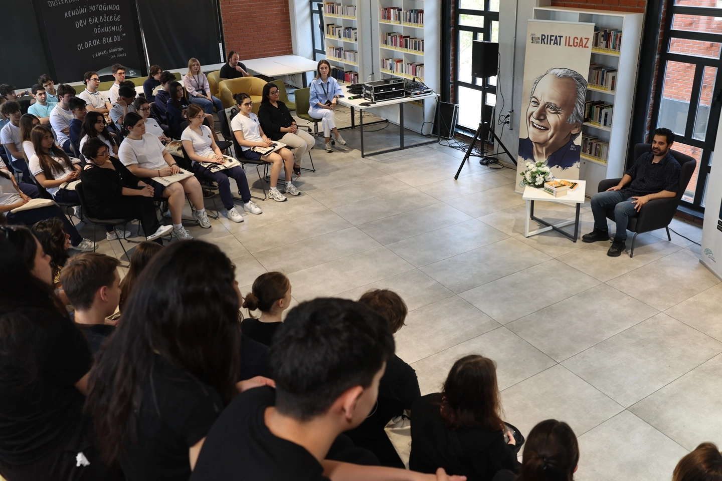 Genç oyuncu, öğrencilere “Hababam Sınıfı”nı okudu