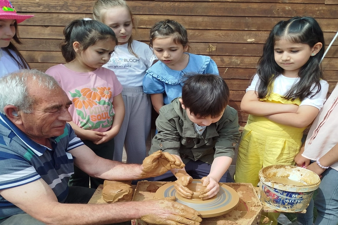 Pazaryeri'nde minik eller çamurla sanata dokundu