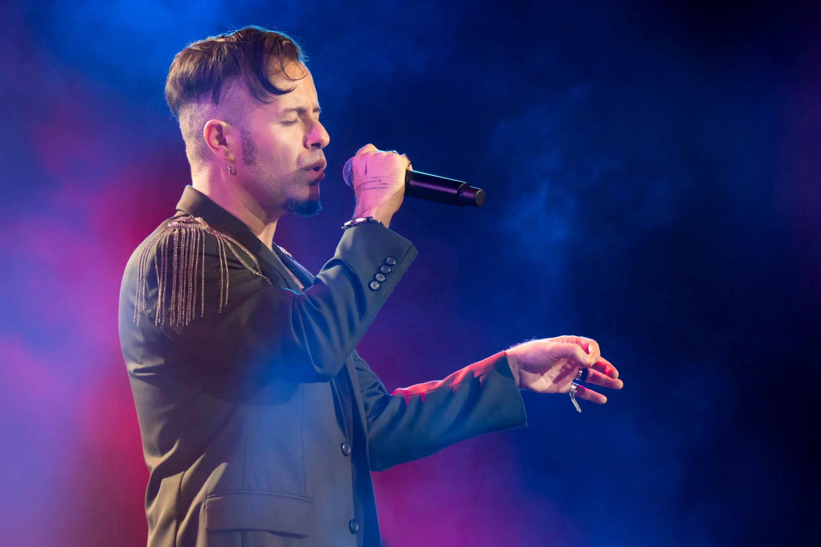 Rock'ın romantik prensi hayranlarını mest etti