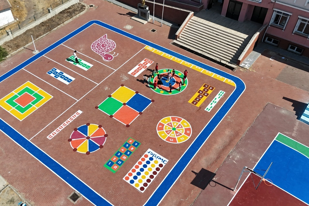 Edirne Uzunköprü'de Harmanlı'da muhtardan öğrencilere jest